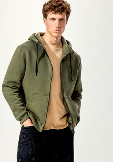 Толстовка с декоративной нашивкой на кармане