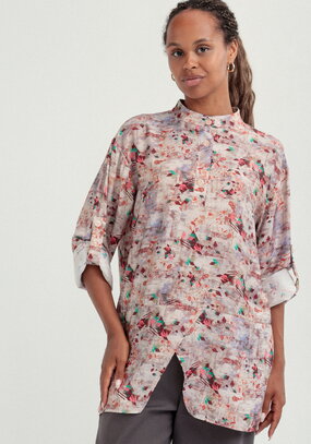 Блуза оригинального кроя с воротом стойка