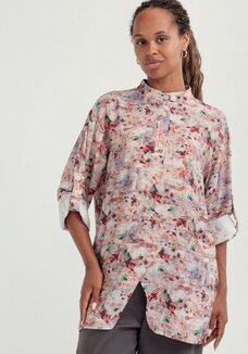 Блуза оригинального кроя с воротом стойка