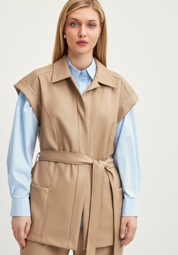 Жилет из эко-кожи на запах шир.  580, рис. 20