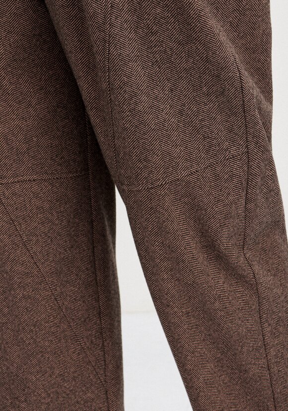 Брюки свободного кроя зауженные к низу шир.  580, рис. 13