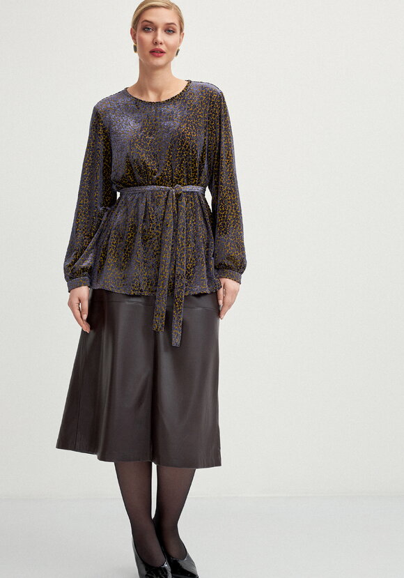 Блуза с фактурным рисункoм шир.  580, рис. 8