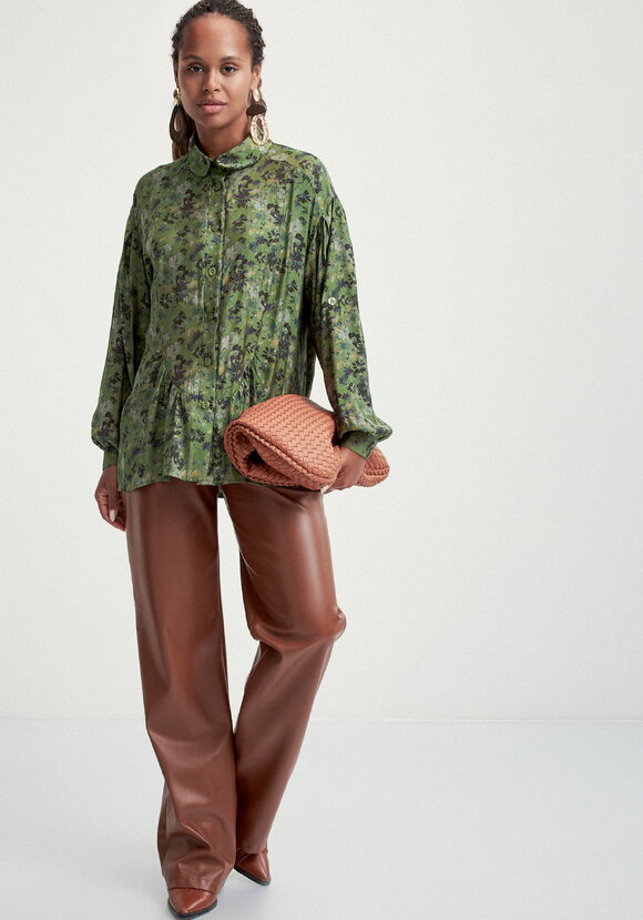 Блуза со сборкой в рельефах шир.  580, рис. 24