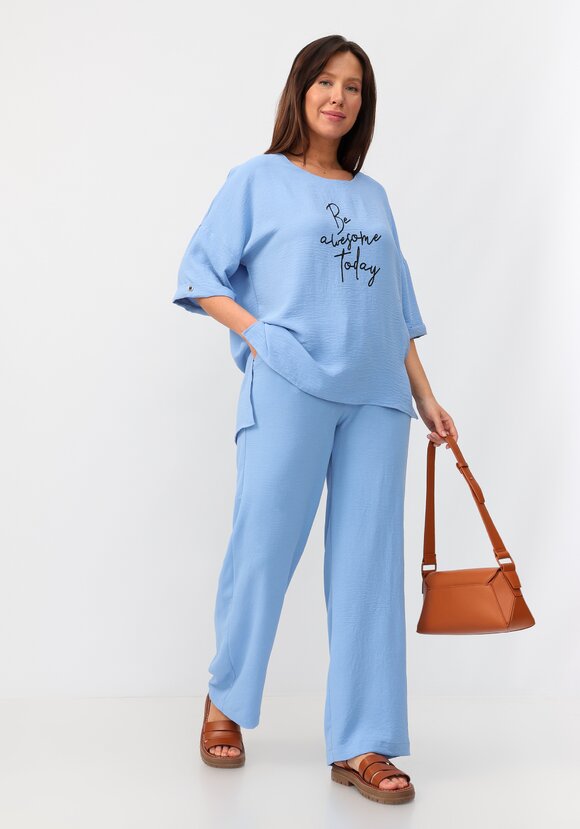 Костюм: брюки и блуза с лаконичным принтом шир.  580, рис. 1