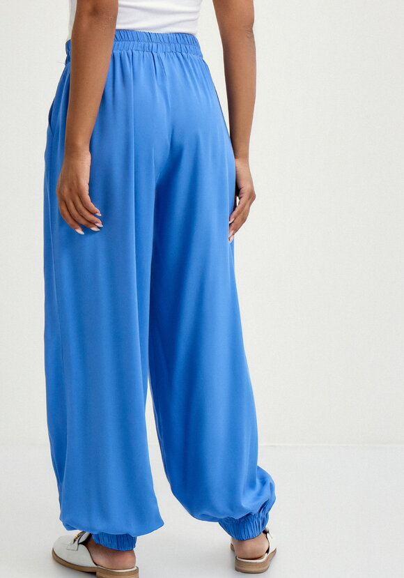 Брюки широкие с карманами на резинке по низу шир.  580, рис. 19