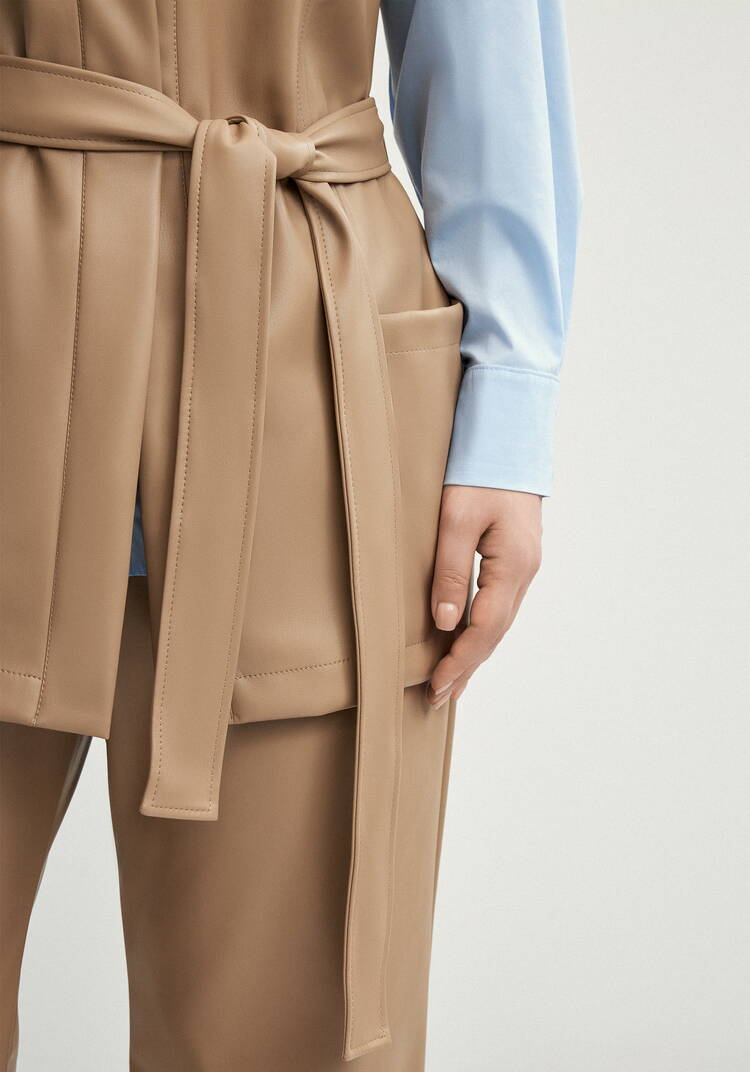 Жилет из эко-кожи на запах шир.  750, рис. 22