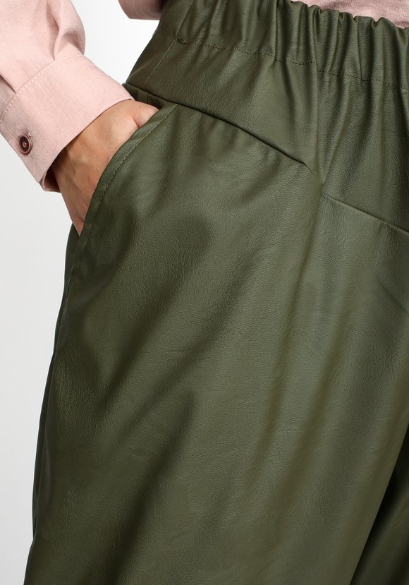 Брюки из экокожи на резинке шир.  580, рис. 17