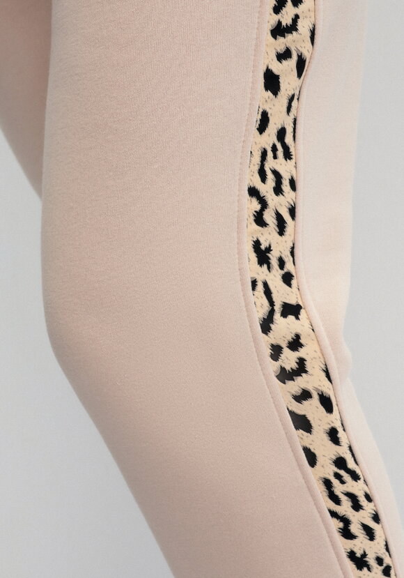 Брюки с леопардовыми лампасами шир.  580, рис. 23