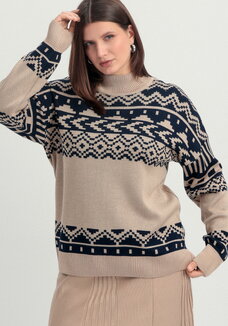 Свитер с геометрическим орнаментом