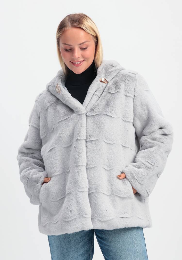 Шуба фактурная с капюшоном и брошью шир.  750, рис. 28