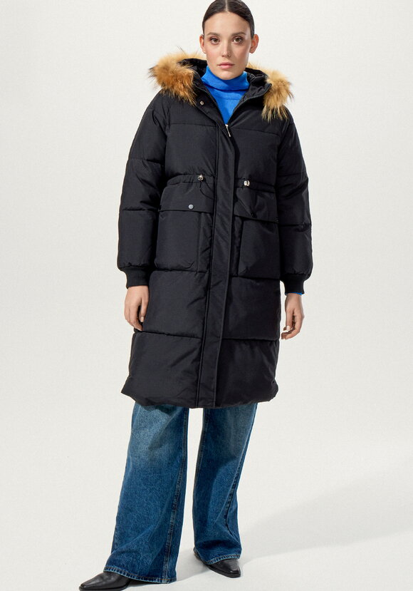 Пальто с меховой опушкой по капюшону шир.  580, рис. 20