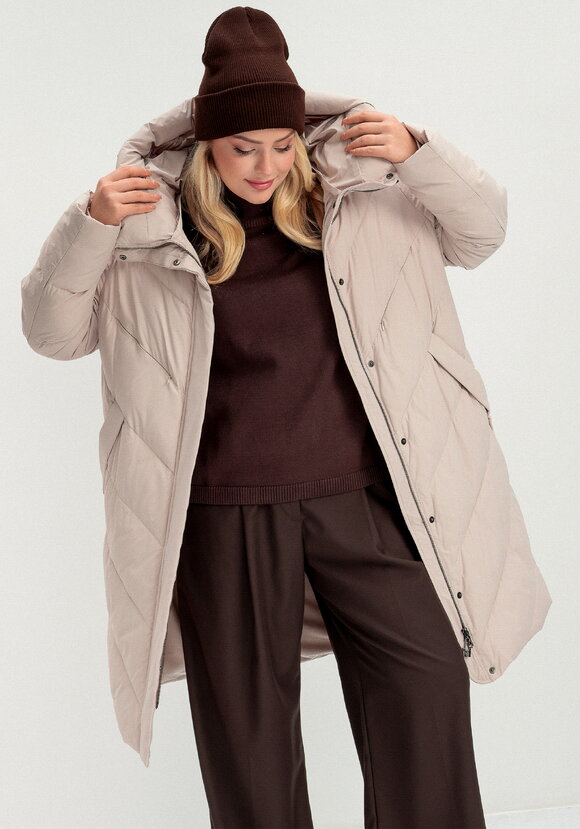 Пуховик стеганый свободного кроя с капюшоном шир.  580, рис. 50