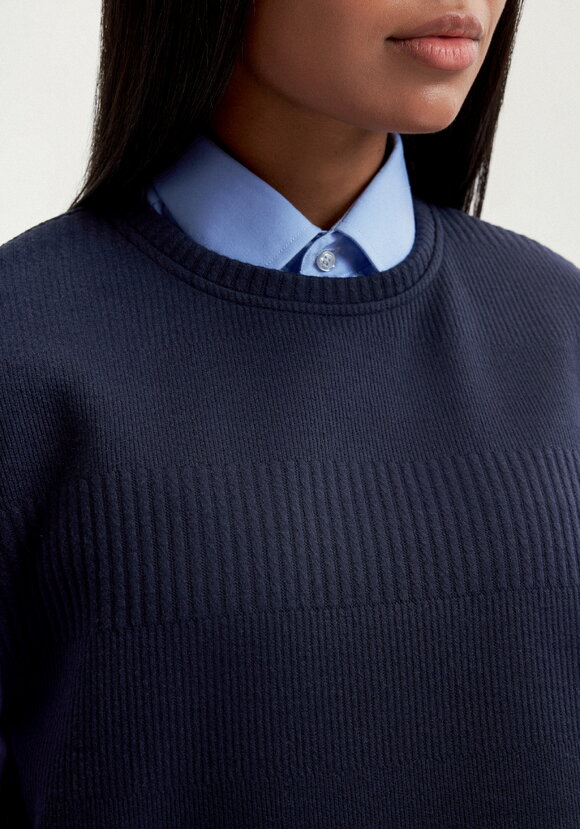 Жилет из трикотажа с фактурным рисунком шир.  580, рис. 21