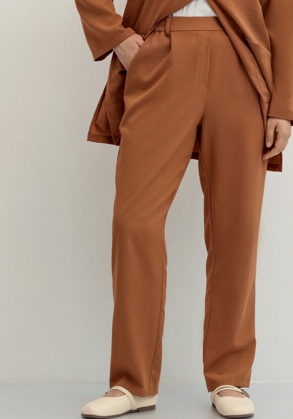 Брюки прямого кроя на резинке по поясу шир.  580, рис. 23