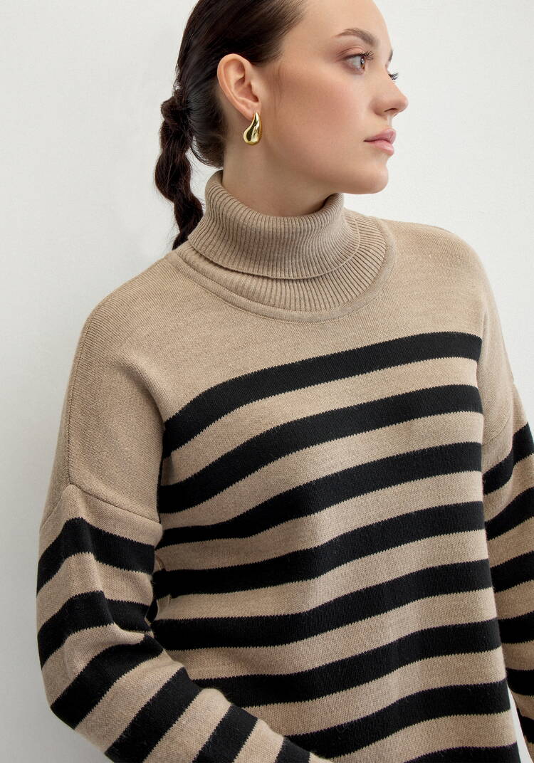 Свитер в полоску с высокой горловиной шир.  750, рис. 13