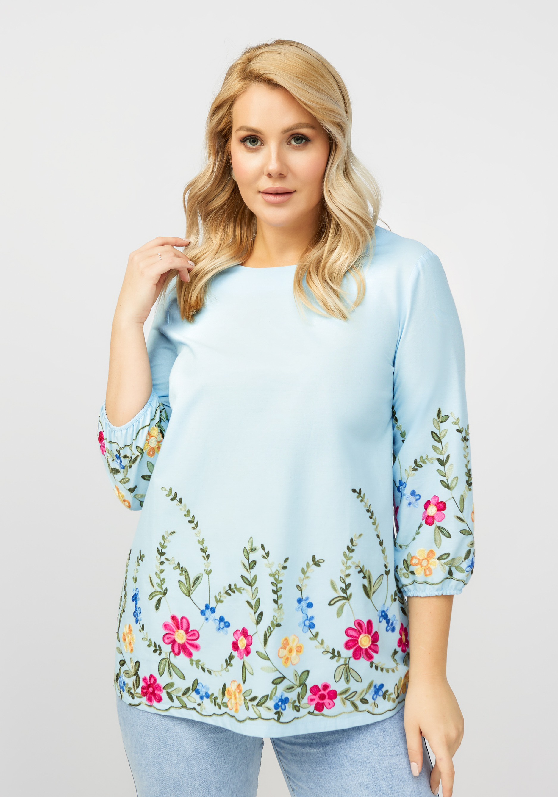 Блуза с цветочной вышивкой