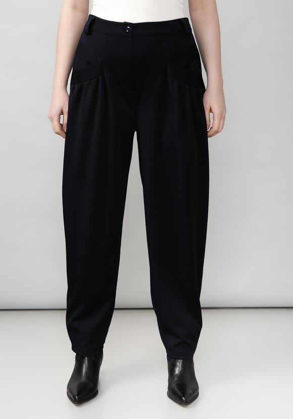 Брюки женские со сборкой на карманах шир.  580, рис. 17