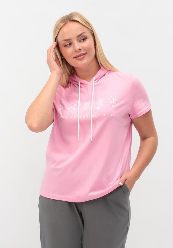 Футболка с капюшоном и лаконичным принтом шир.  580, рис. 34