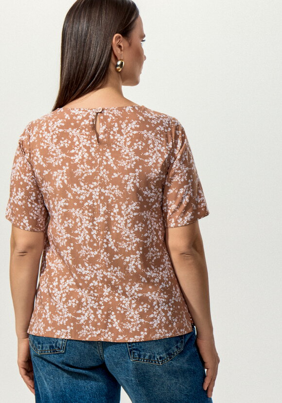 Блуза с пуговицей по спинке шир.  580, рис. 16