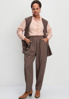 Брюки свободного кроя зауженные к низу