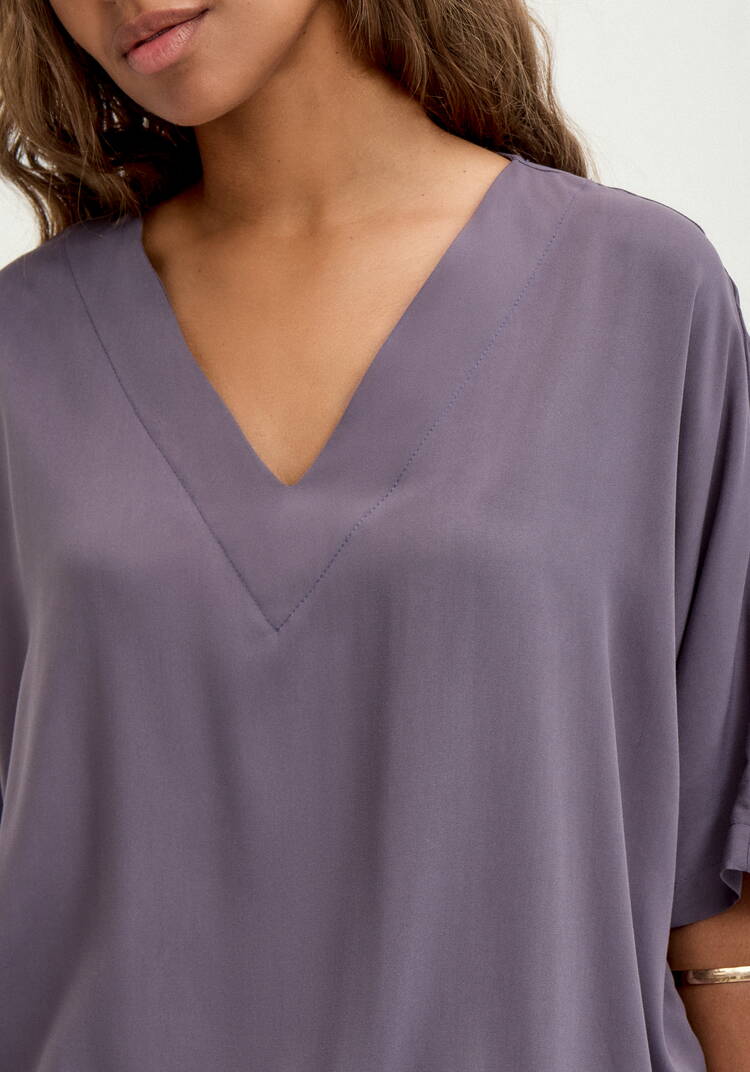 Блуза с V-образным вырезом свободная шир.  750, рис. 28