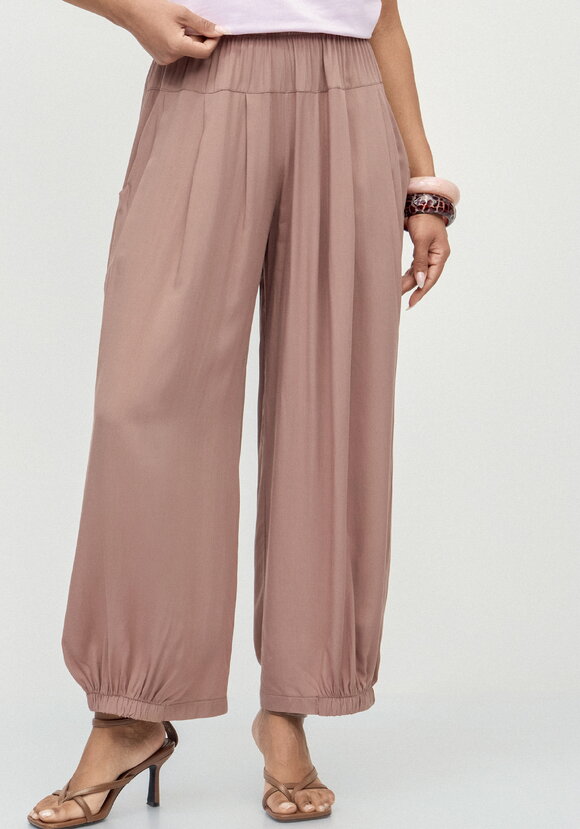 Брюки свободные с эластичной лентой по низу шир.  580, рис. 2