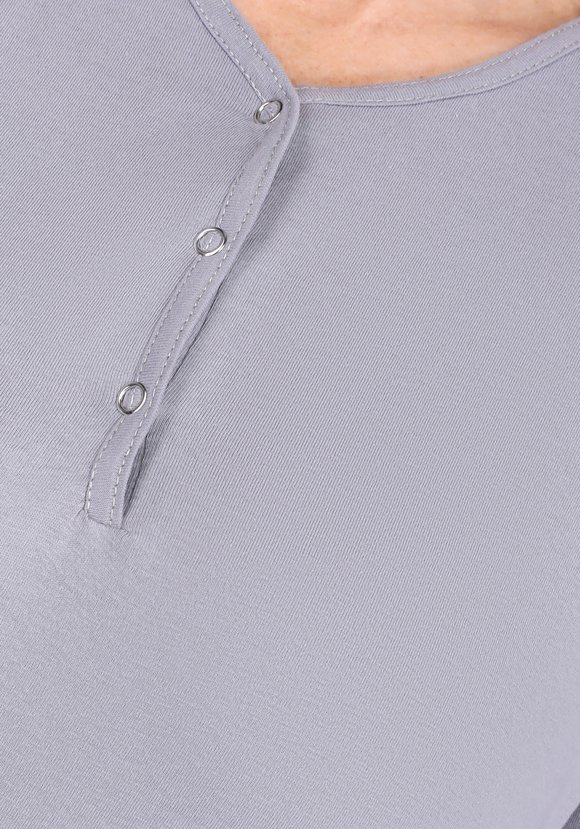 Лонгслив с округлым вырезом на кнопках шир.  580, рис. 16