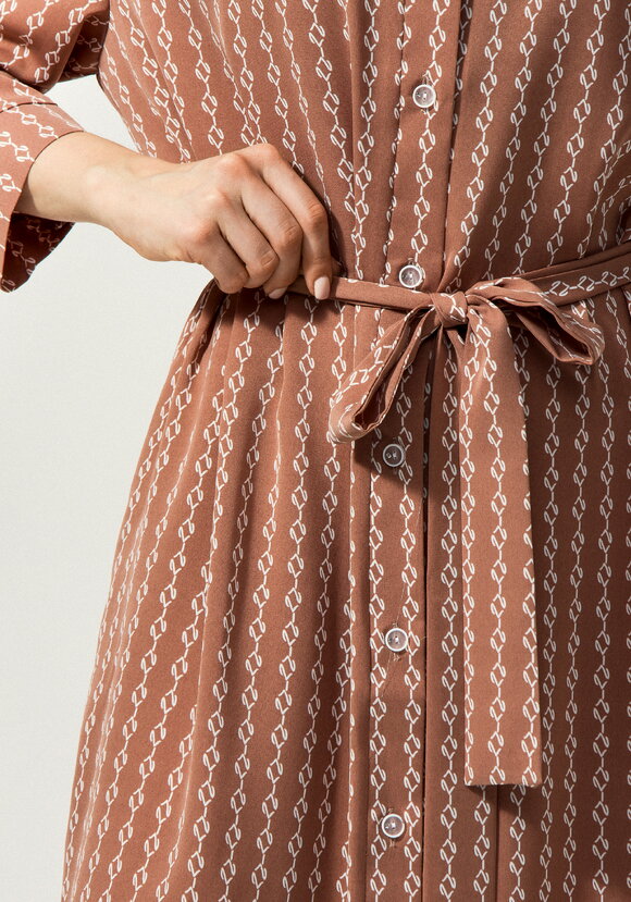 Платье-рубашка с воротником-стойкой шир.  580, рис. 6