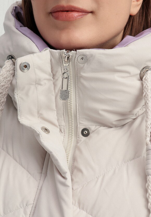 Пуховик с капюшоном и фактурной стежкой шир.  580, рис. 8