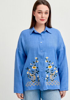 Рубашка с цветочной вышивкой по низу