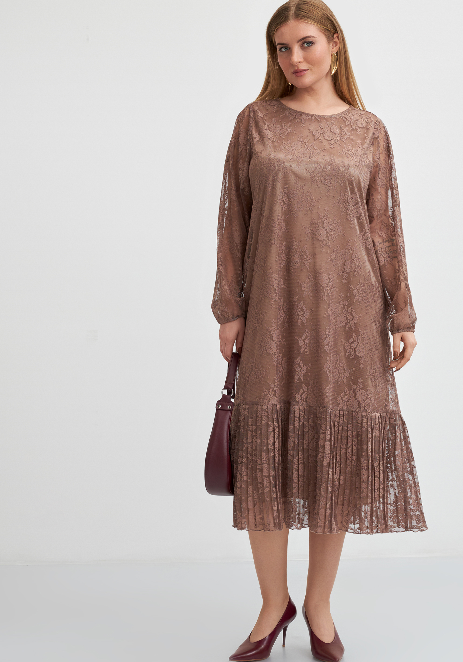 Платье кружевное с ярусом