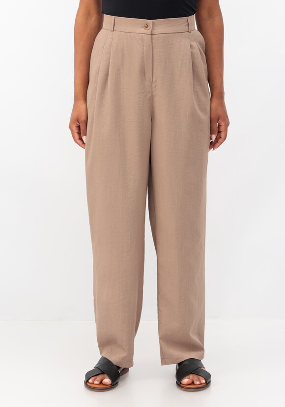 Брюки свободного кроя с защипами на поясе шир.  580, рис. 12