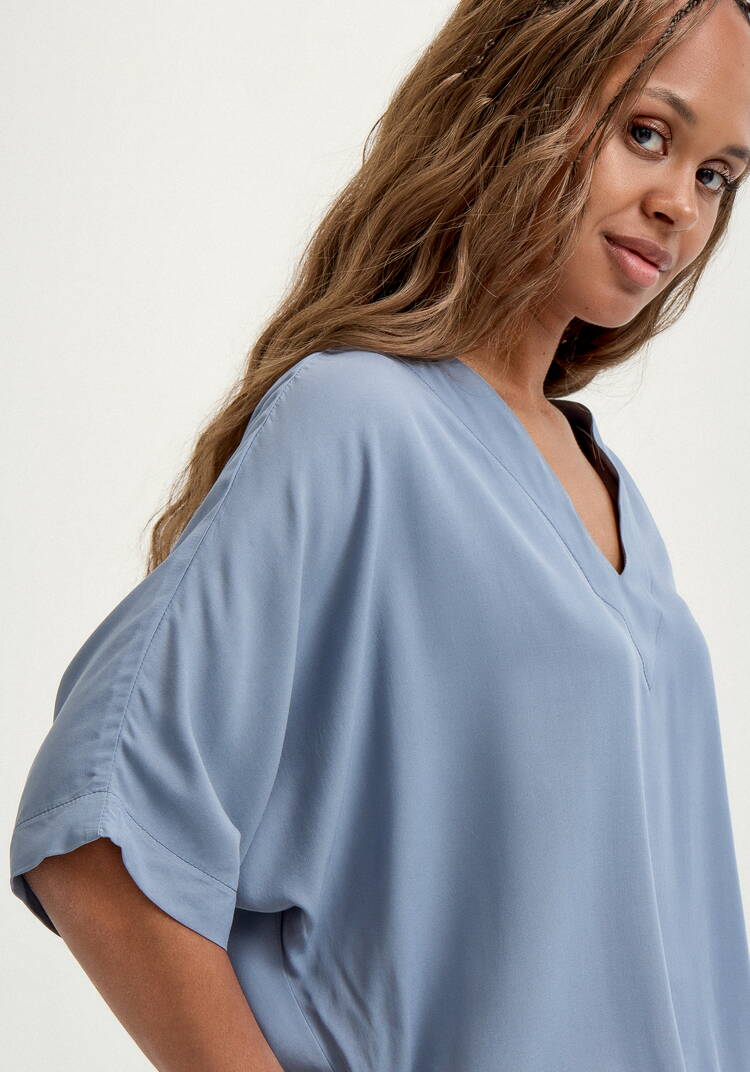 Блуза с V-образным вырезом свободная шир.  750, рис. 6