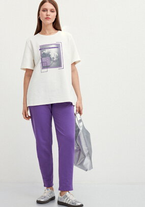 Костюм с флористическим принтом на футболке