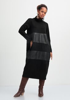 Платье с декоративными вставками