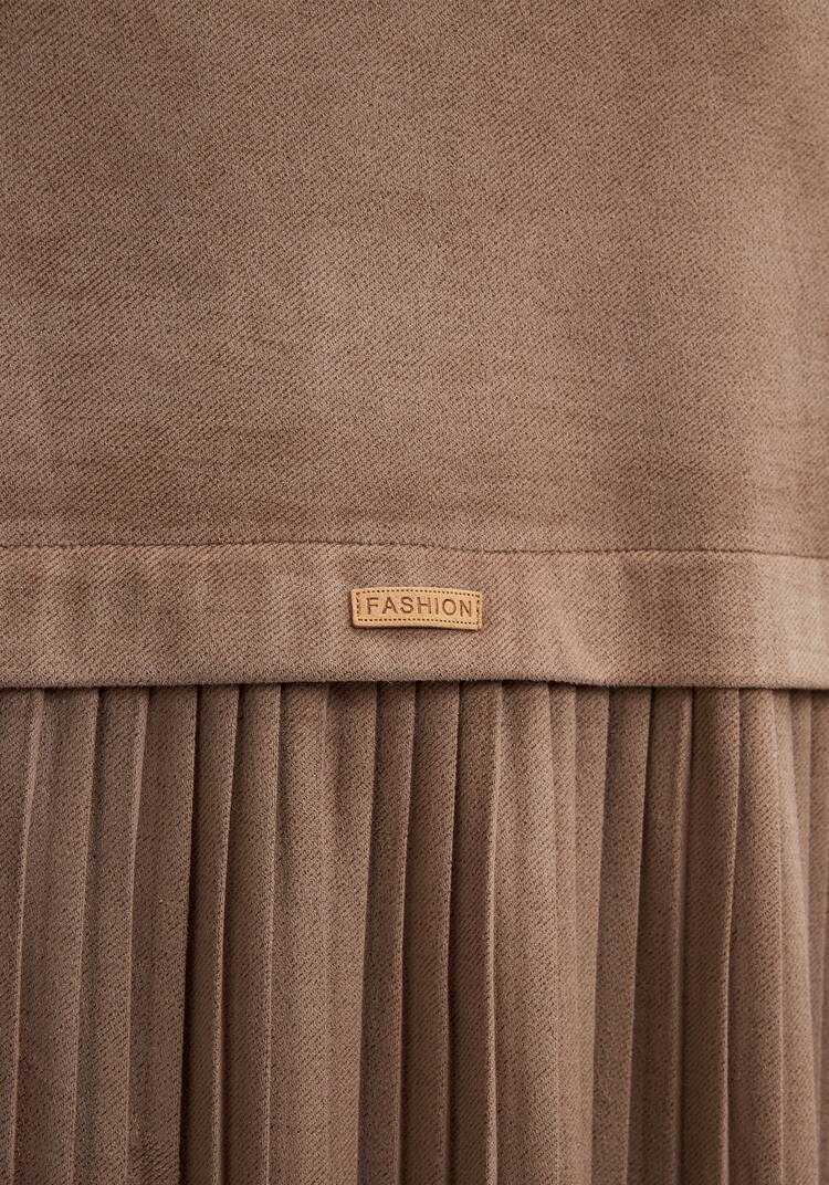 Платье-рубашка с плиссированной спинкой шир.  750, рис. 24