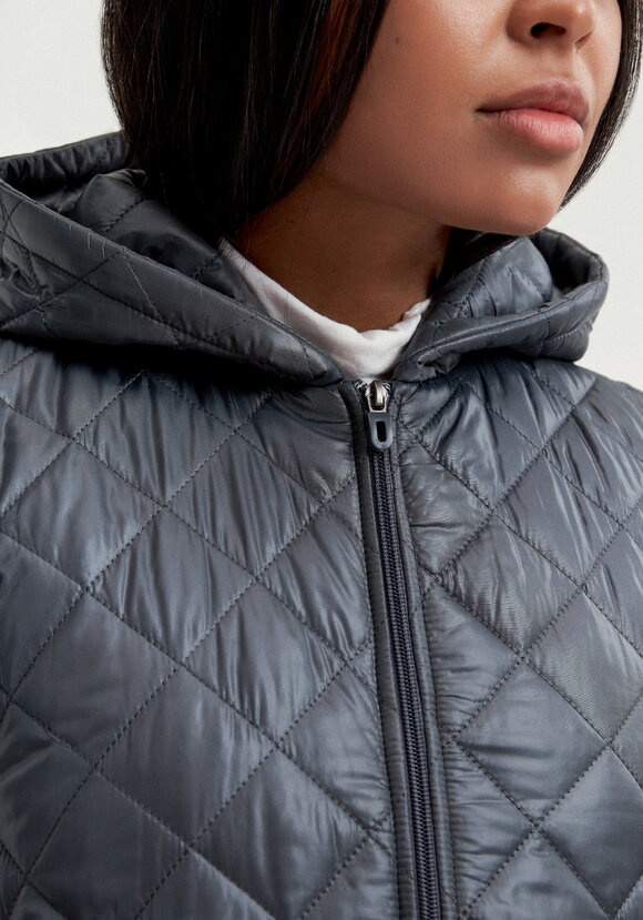 Жилет стёганый с ассиметричным низом шир.  580, рис. 15