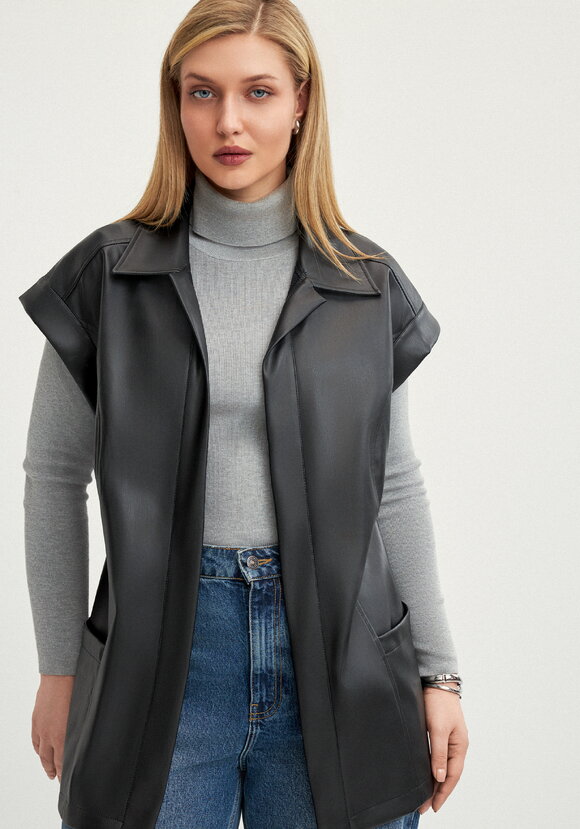 Жилет из эко-кожи на запах шир.  580, рис. 1