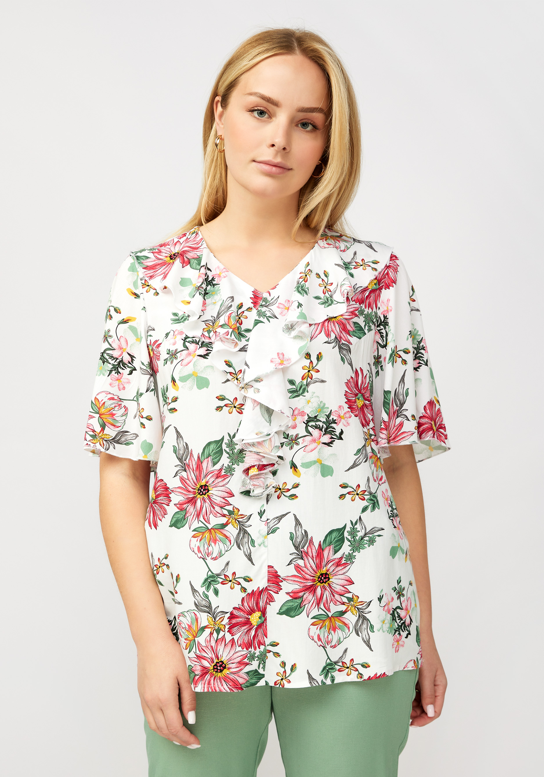 Блуза с воланом по передней полочке блуза с притачным воланом на сборке
