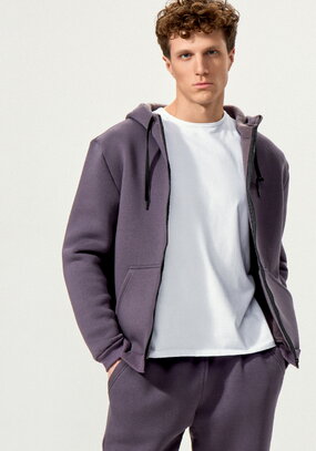 Толстовка с декоративной нашивкой на кармане