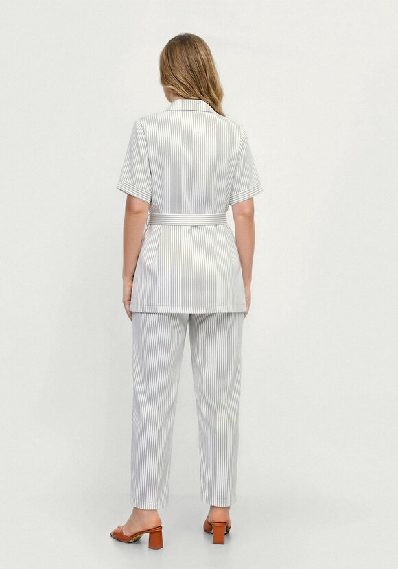 Костюм из жакета и брюк в полоску шир.  580, рис. 21