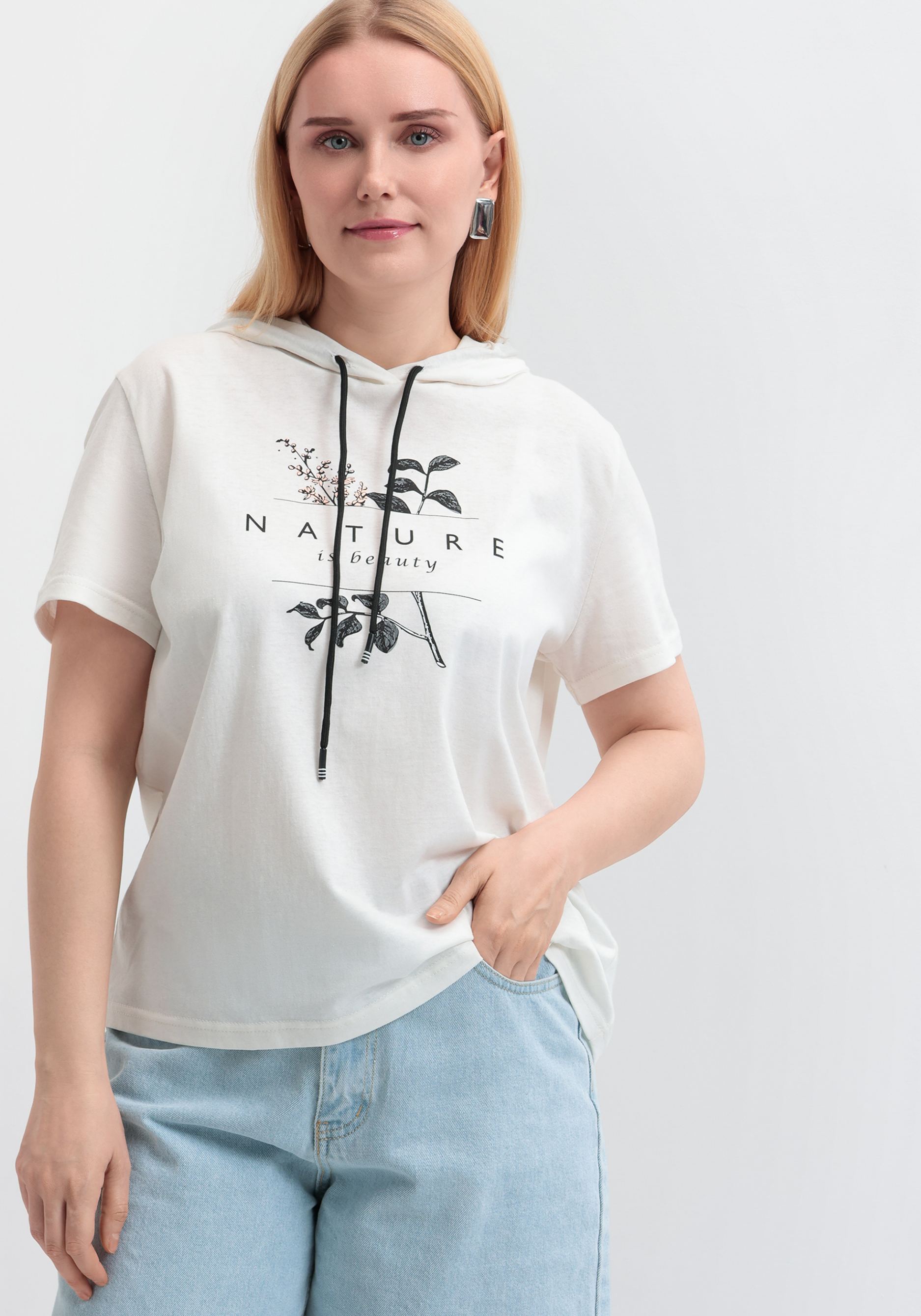 Футболка с капюшоном и принтом