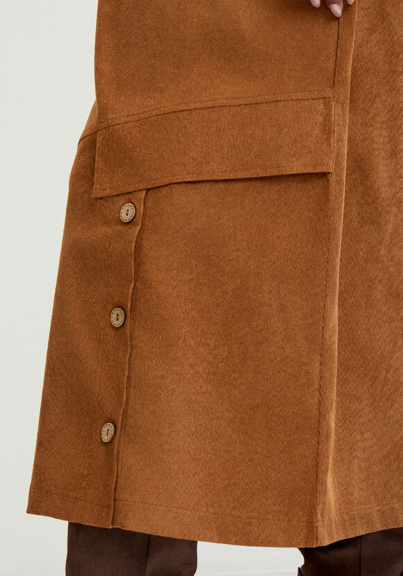 Юбка с декоративными пуговицами и клапаном шир.  580, рис. 15