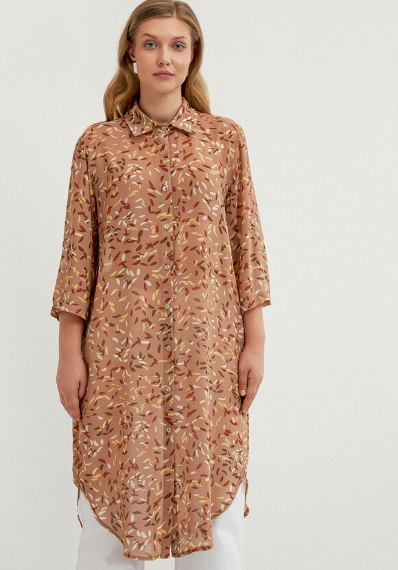 Рубашка с рукавом 7/8 и патами шир.  580, рис. 31