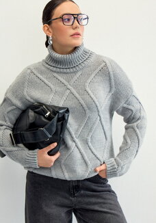 Свитер с объемными ромбами