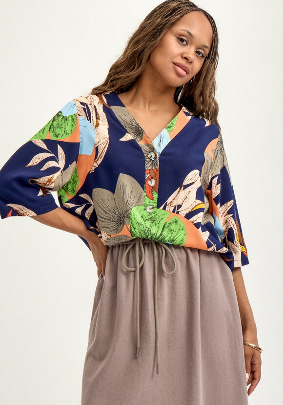 Блуза из штапеля с тропическим принтом шир.  580, рис. 8