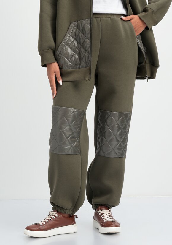 Брюки со вставками из стёганой ткани шир.  580, рис. 17