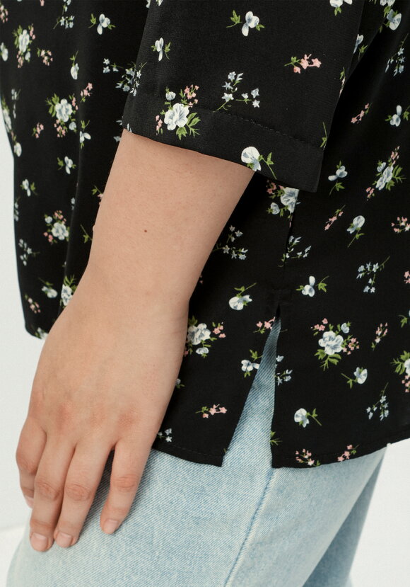 Блуза на пуговицах и разрезами по бокам шир.  580, рис. 24