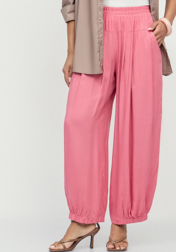 Брюки свободные с эластичной лентой по низу шир.  580, рис. 18