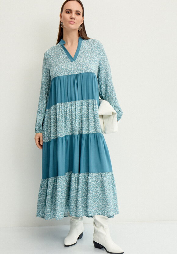 Платье с ярусами и V-образным вырезом шир.  580, рис. 17